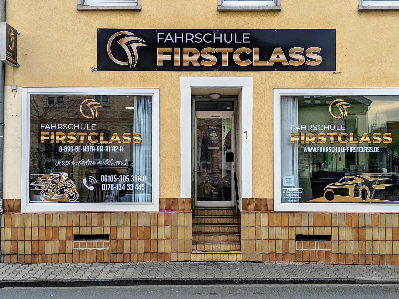 Schaufenster der Fahrschule FirstClass, Langener Straße 1 in Mörfelden